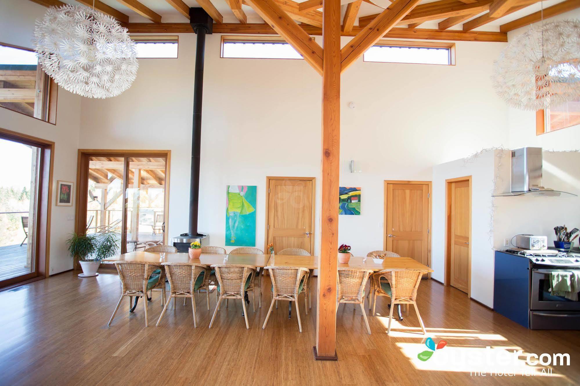 Myra Canyon Lodge Келоуна Экстерьер фото